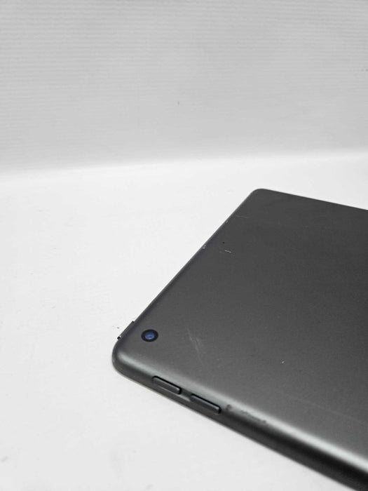 Apple iPad 2021 9th Gen. Silver 10.2-inch Display- Wi-Fi Only A2602 **READ** )