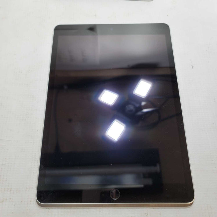 Apple iPad 9th Gen. 10.2\\" 64GB - Wi-Fi - Space Gray - A2602 READ =