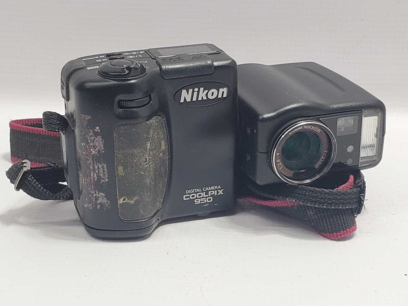 Nikon Coolpix 950 Vintage 2.0MP Digital Camera |