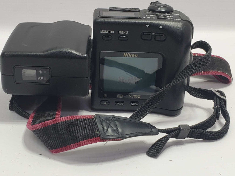 Nikon Coolpix 950 Vintage 2.0MP Digital Camera |