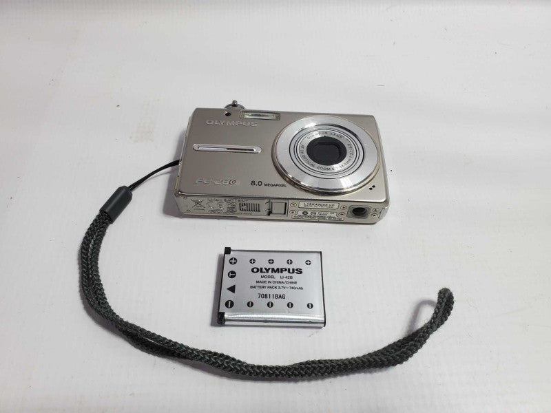 Olympus FE-280 Compact Digital Camera 8 Mega Pixels Silver |