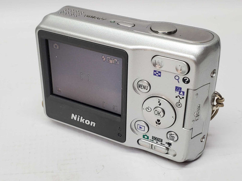 Nikon Coolpix L4 4.0MP Digital Camera |