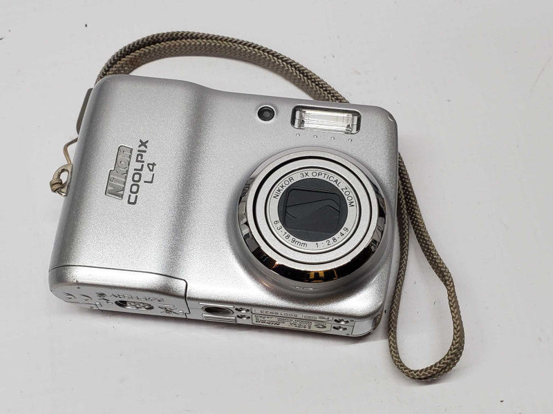 Nikon Coolpix L4 4.0MP Digital Camera |