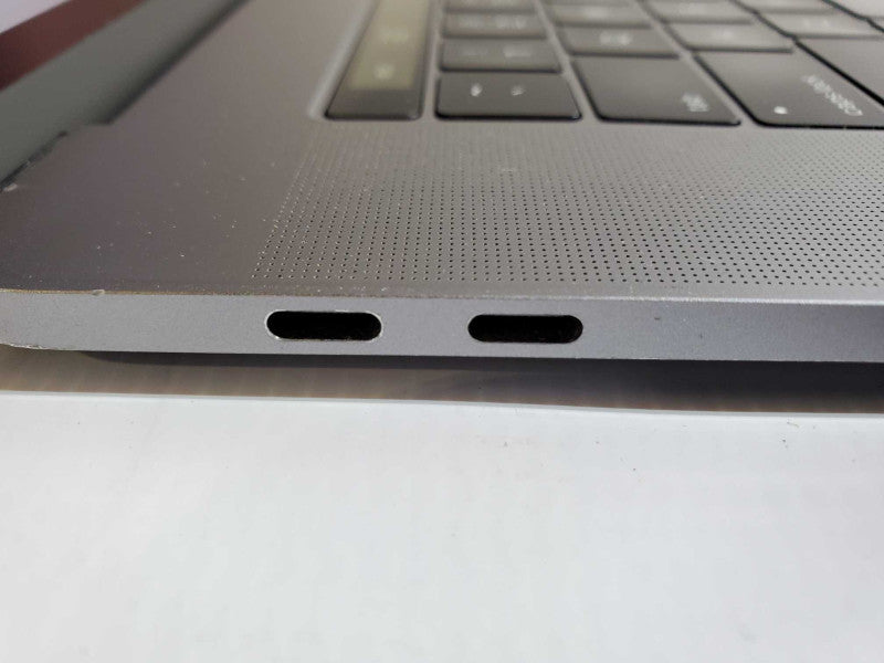 MacBook Pro 2016 15\\" Core i7-6700HQ @ 2.6GHz 16GB DDR3 500GB SSD R450 2GB Q(