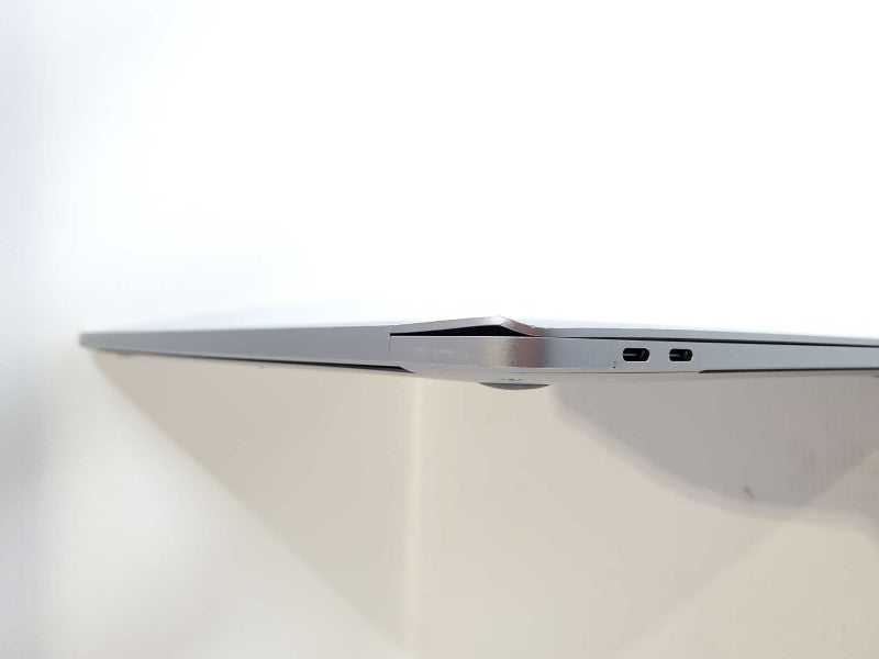 MacBook Pro 2017 15\\" Core i7-7820HQ @ 2.9GHz 16GB DDR3 500GB SSD R560 4GB [Read] (
