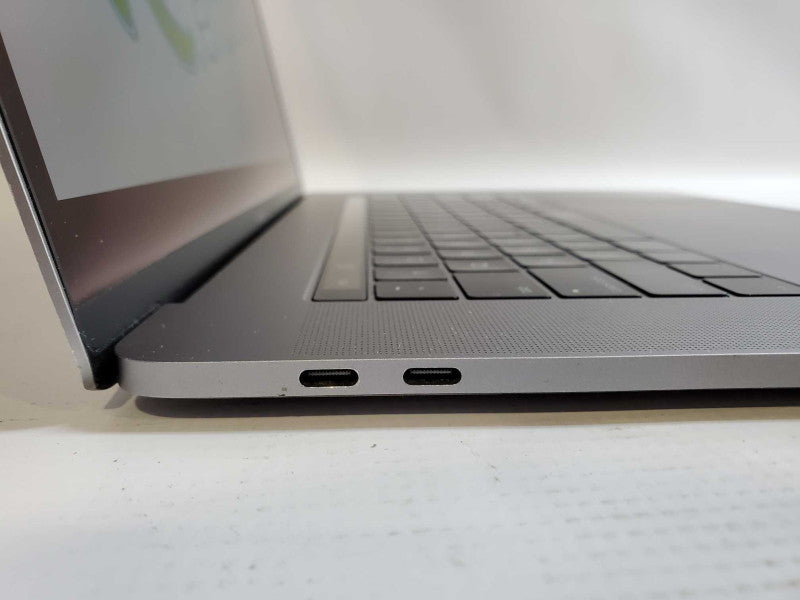 MacBook Pro 2017 15\\" Core i7-7820HQ @ 2.9GHz 16GB DDR3 500GB SSD R560 4GB [Read] (