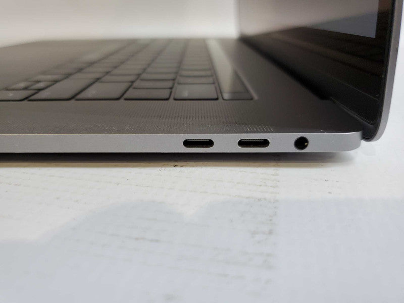 MacBook Pro 2017 15\\" Core i7-7820HQ @ 2.9GHz 16GB DDR3 500GB SSD R560 4GB [Read] (