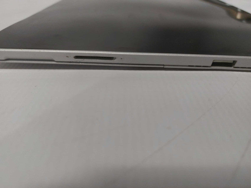Microsoft Surface Pro 4 i7-6650U @ 2.20ghz / 8gb ram / 256gb