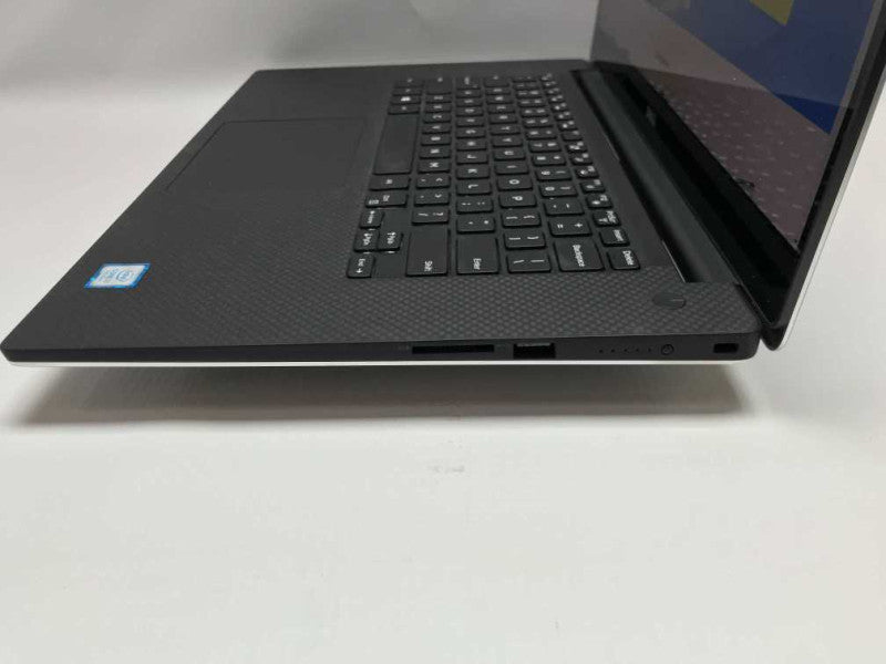 Dell Precision 5520 15.6\\" I7-7820HQ @ 2.9 32GB DDR4, 256GB M.2 **NO AC #