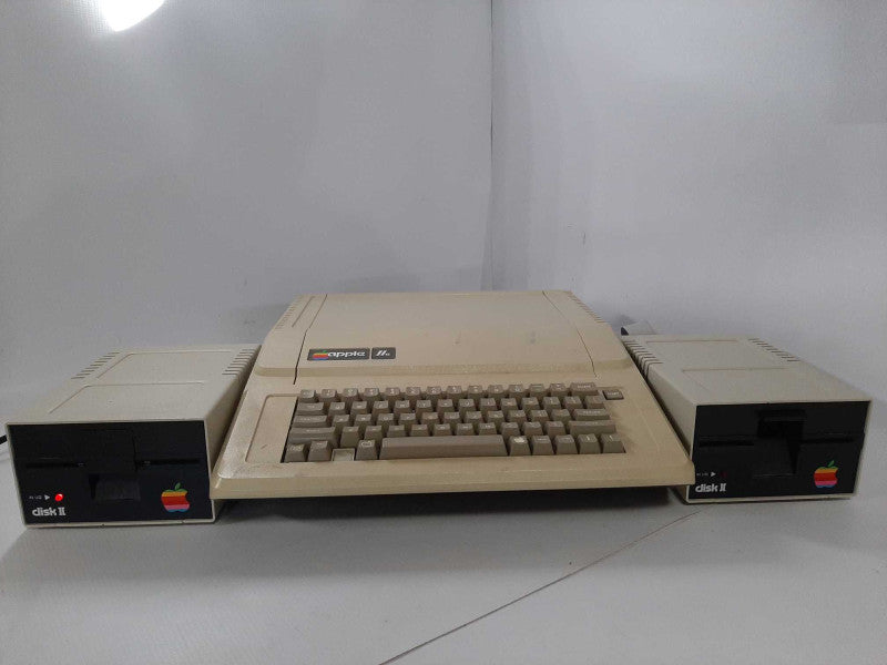 Apple IIe Personal Computer A2S2064 with 2x disk II Drives, Read _