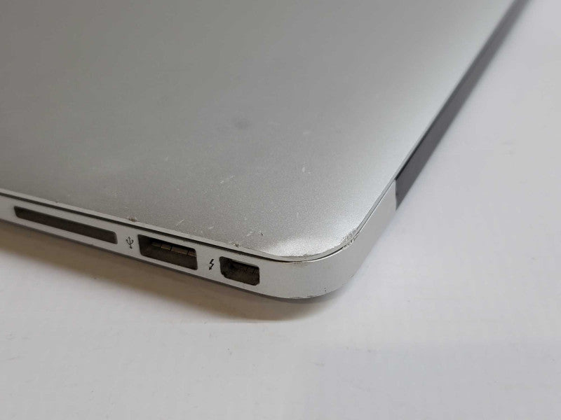 MacBook Air 2015 13\\" i5-5250U, 8GB DDR3, 121GB SSD **cosmetic damage