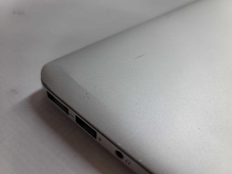 MacBook Air 2015 13\\" i5-5250U, 8GB DDR3, 121GB SSD **cosmetic damage