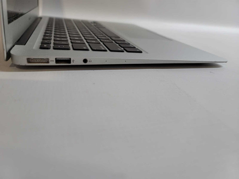 MacBook Air 2015 13\\" i5-5250U, 8GB DDR3, 121GB SSD **cosmetic damage