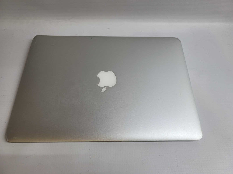 MacBook Air 2015 13\\" i5-5250U, 8GB DDR3, 121GB SSD **cosmetic damage