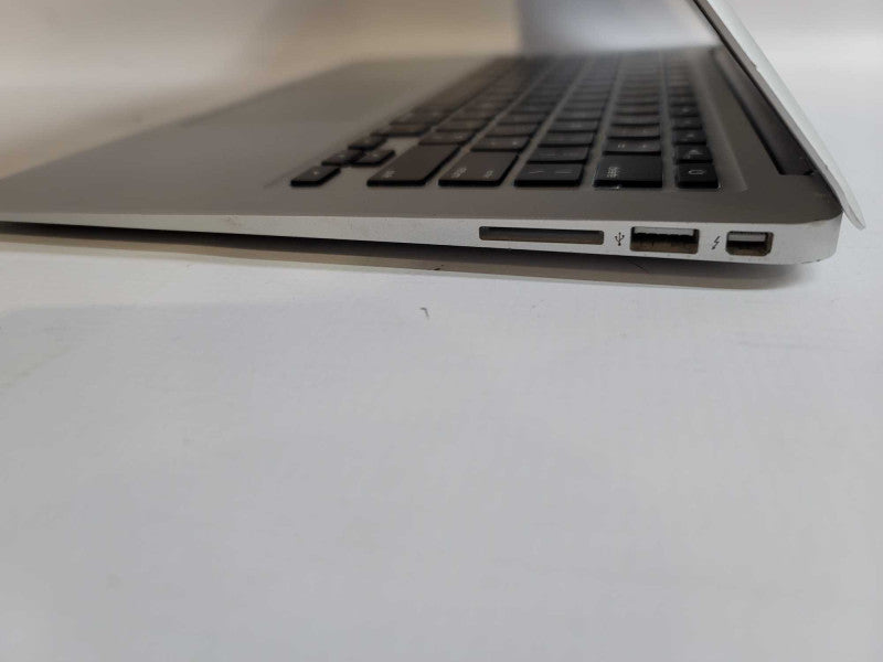 MacBook Air 2015 13\\" i5-5250U, 8GB DDR3, 121GB SSD **cosmetic damage