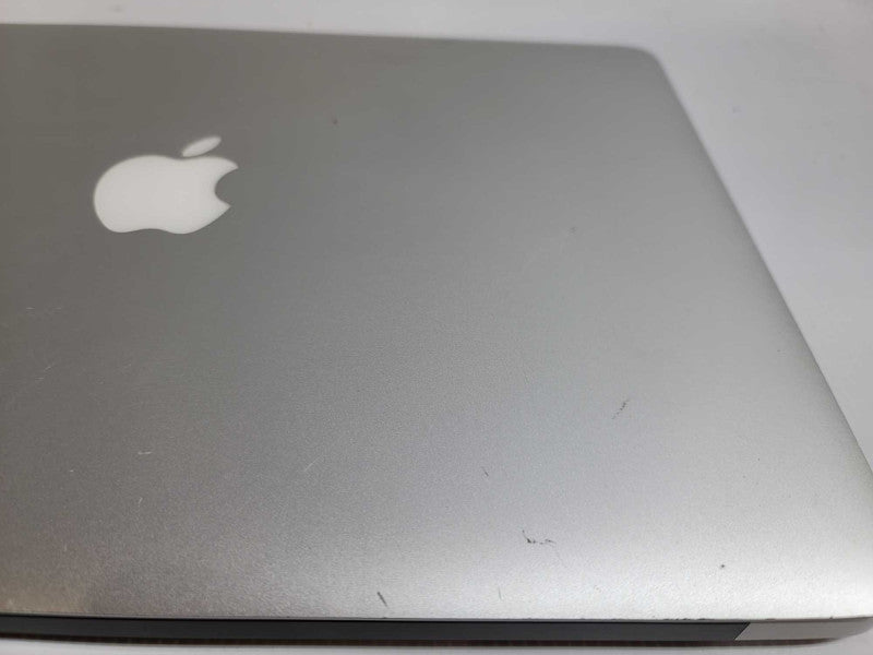 MacBook Air 2015 13\\" i5-5250U, 8GB DDR3, 121GB SSD **Significant Scratches