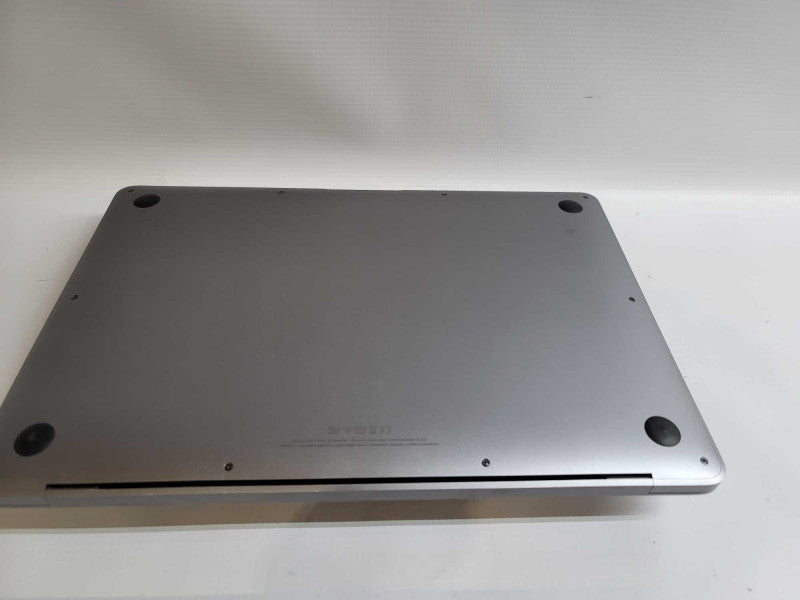 MacBook Air 2018 13\\" i5-8210Y, 8GB DDR3, 121GB SSD **Case discolored