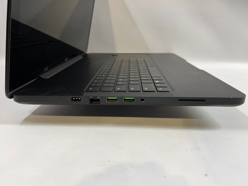 Razer Blade Pro RZ09-01663E53-R3U1 17.3\\" 4K/UHD GTX 1080 8 GB VRAM i7-7820HK 32 GB Memory 2x 512GB NVMe SSD READ