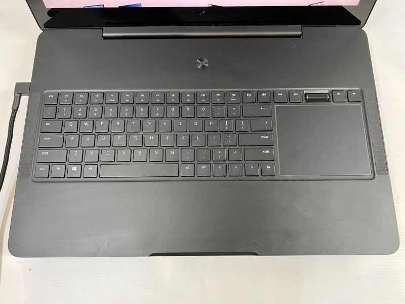 Razer Blade Pro RZ09-01663E53-R3U1 17.3\\" 4K/UHD GTX 1080 8 GB VRAM i7-7820HK 32 GB Memory 2x 512GB NVMe SSD READ