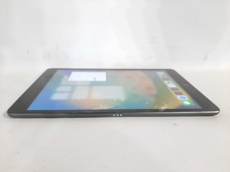 Apple iPad 5th GEN(A1822). 32GB Wi-Fi + Cellular Unlocked - Grey READ $