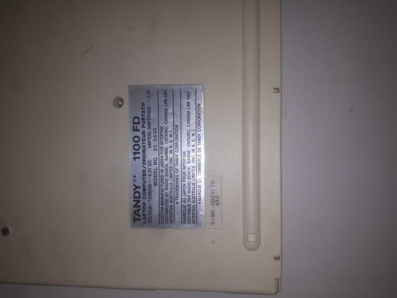 Vintage Tandy 1100FD Desk Mate 25-3530 9\\" Laptop AS-IS