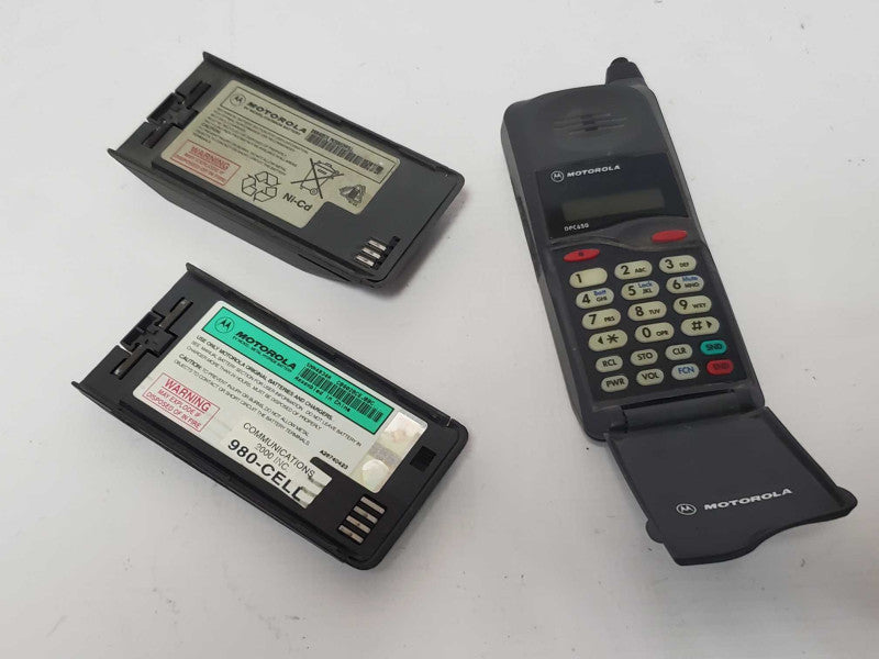 Motorola DPC650 Vintage Flip Cell Phone |