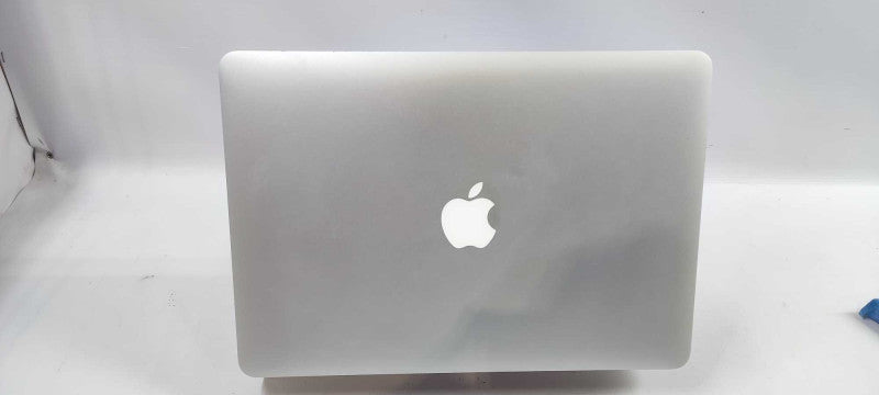 Apple Macbook Air 13\\" Mid 2015 I5 @ 1.6 GHZ 8Gb RAM 256Gb SSD