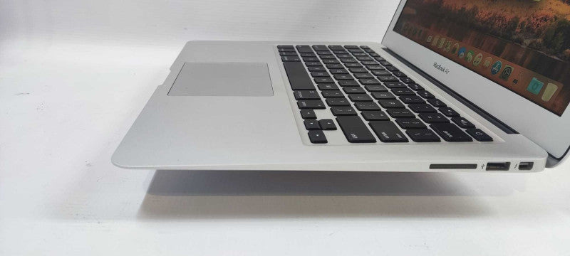 Apple Macbook Air 13\\" Mid 2015 I5 @ 1.6 GHZ 8Gb RAM 256Gb SSD