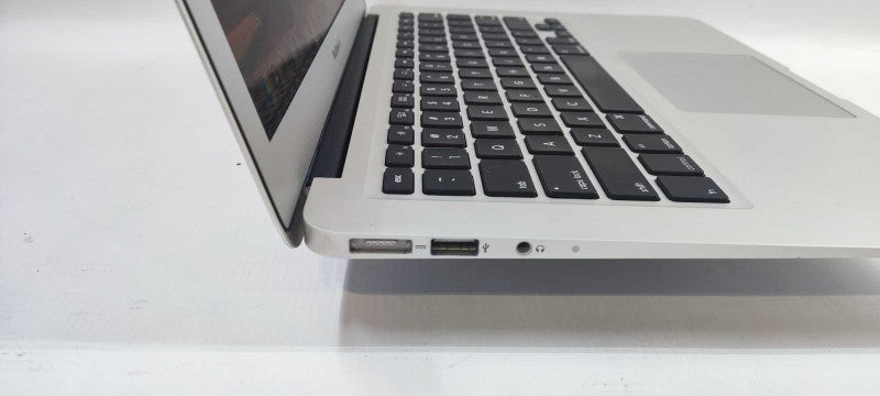 Apple Macbook Air 13\\" Mid 2015 I5 @ 1.6 GHZ 8Gb RAM 256Gb SSD