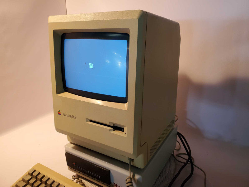 Macintosh Plus 1MB + Mouse + Keyboard + Bag (