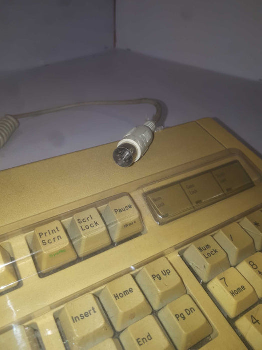 VINTAGE 5 PIN UN NAMED  MADE IN TAIWAN CLICKY KEYBOARD  MODEL-1HB101