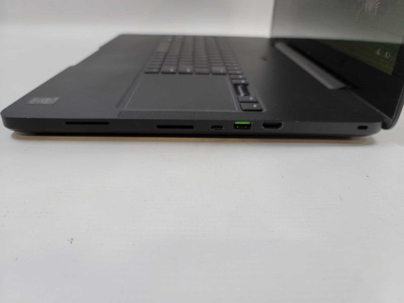 Razer Blade Pro 2017 17\\" i7-6700HQ, 2 GB GeForce GTX 1060, 240GB SSD + 1 TB