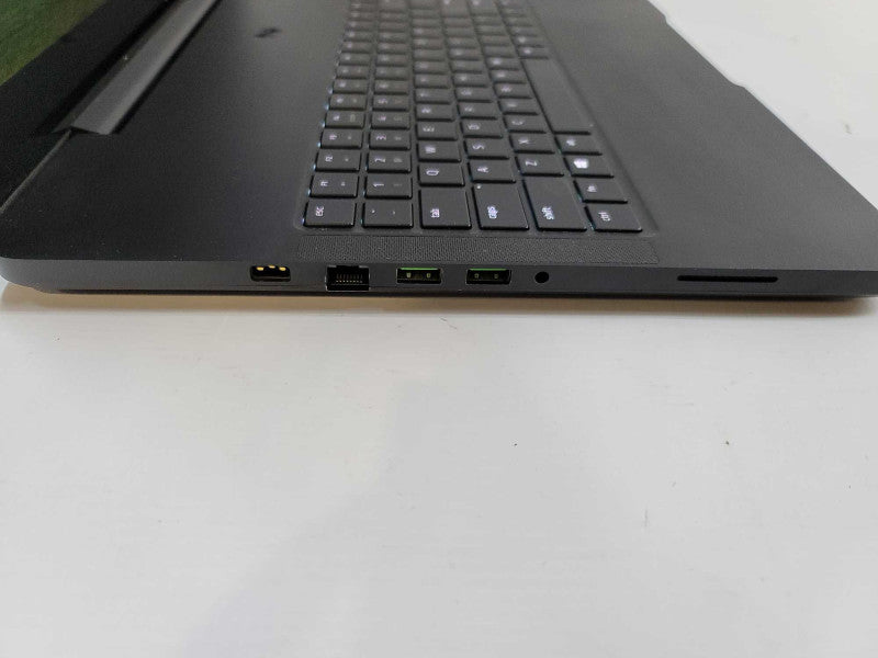 Razer Blade Pro 2017 17\\" i7-6700HQ, 2 GB GeForce GTX 1060, 240GB SSD + 1 TB