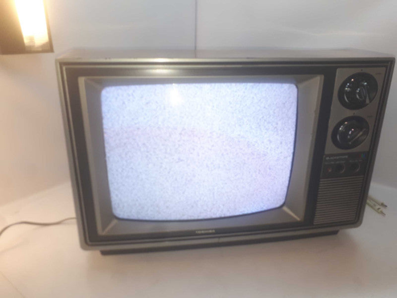 Vintage Toshiba october 1977  Blackstripe crt 18\\" tv
