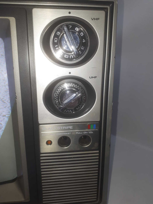 Vintage Toshiba october 1977  Blackstripe crt 18\\" tv