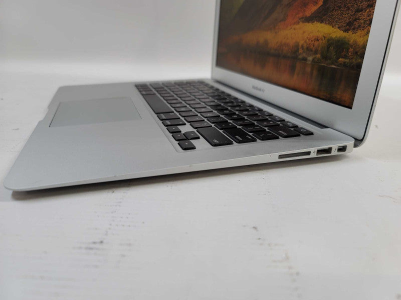 MacBook Air 2015 13\\" i5-5250U @ 1.60GHz, 8GB DDR3, 500GB SSD **READ
