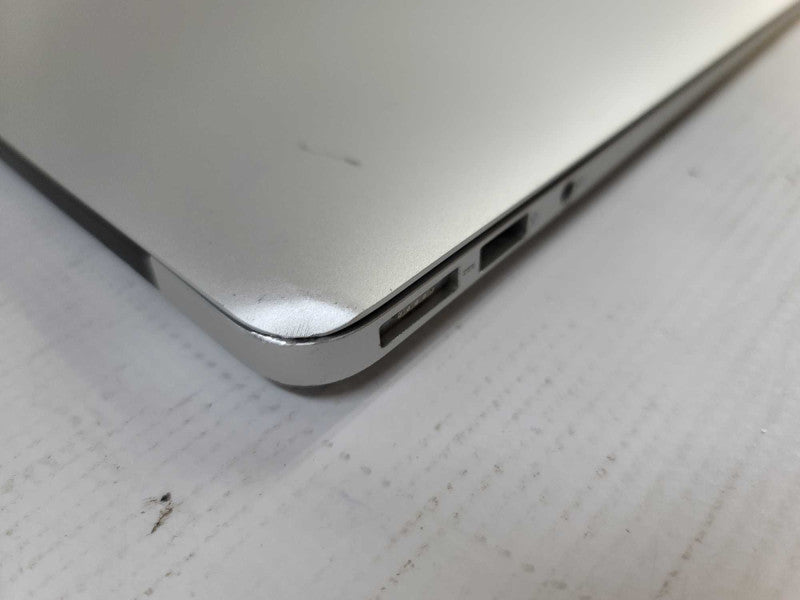 MacBook Air 2015 13\\" i5-5250U @ 1.60GHz, 8GB DDR3, 500GB SSD **READ