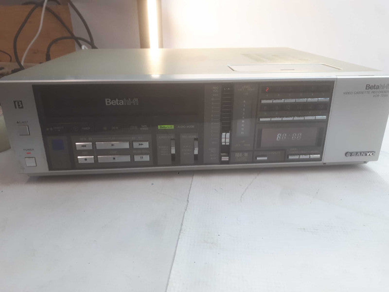 Sanyo VCR 7200 BETA HI-FI with owners manual