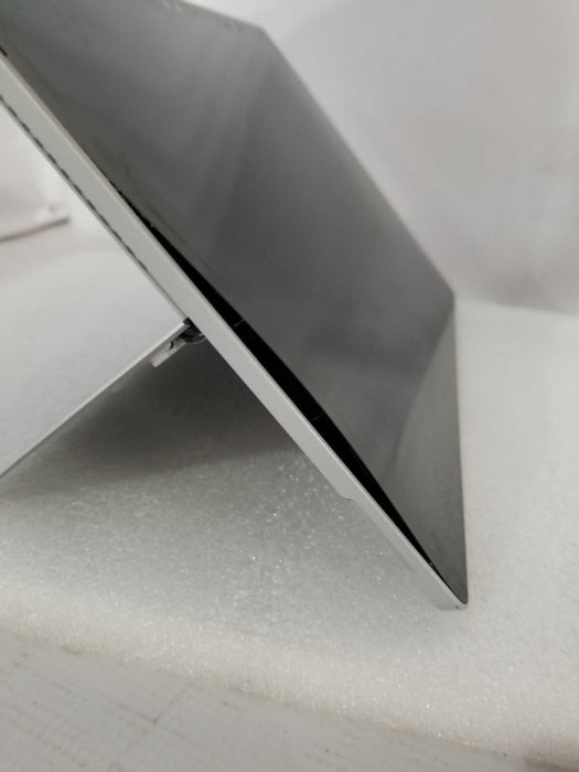 Microsoft Surface Pro 4 - i5-6300U, 8GB RAM, 256GB SSD - READ