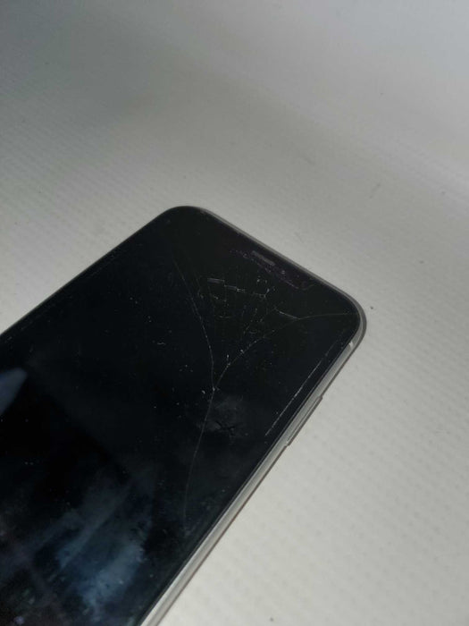 Apple iPhone XR 64GB Unlocked - White **READ** )
