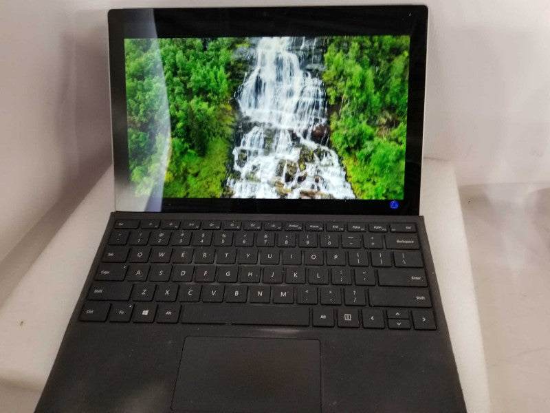 Microsoft Pro 5 - i5-7300U 2.6GHz, 8GB RAM, 256GB SSD