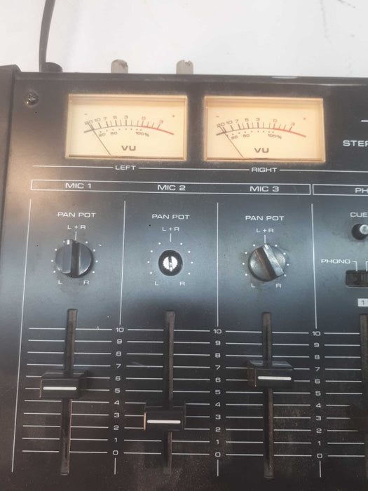 Realistic Stereo Mixing Console