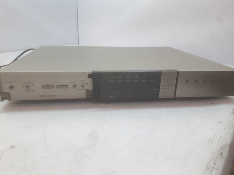 Pioneer model# F-7 FM/Am Digital Synthesized Tuner Made in Japan
