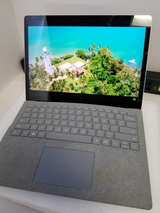 Microsoft Surface Laptop  - i7-7660U 2.5GHz, 8GB RAM, 256GB SSD - READ