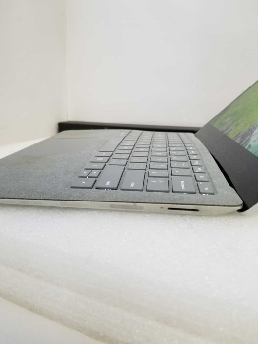 Microsoft Surface Laptop  - i7-7660U 2.5GHz, 8GB RAM, 256GB SSD - READ
