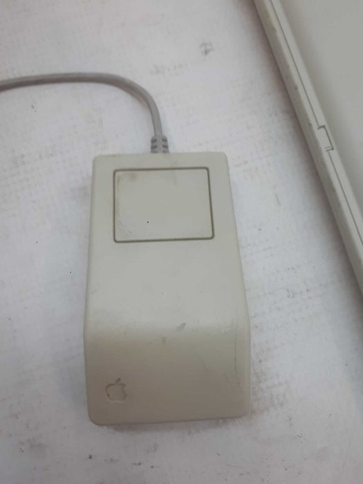Apple Macintosh Quadra 700, Apple Design Keyboard, Apple Desktop Bus Mouse