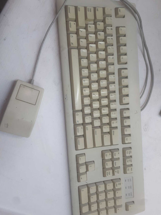 Apple Macintosh Quadra 700, Apple Design Keyboard, Apple Desktop Bus Mouse