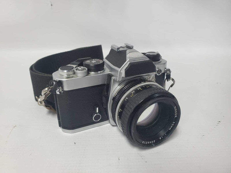 Nikon FM 35mm Vintage Camera with Nikkor 50mm 1:1.8 Lens |