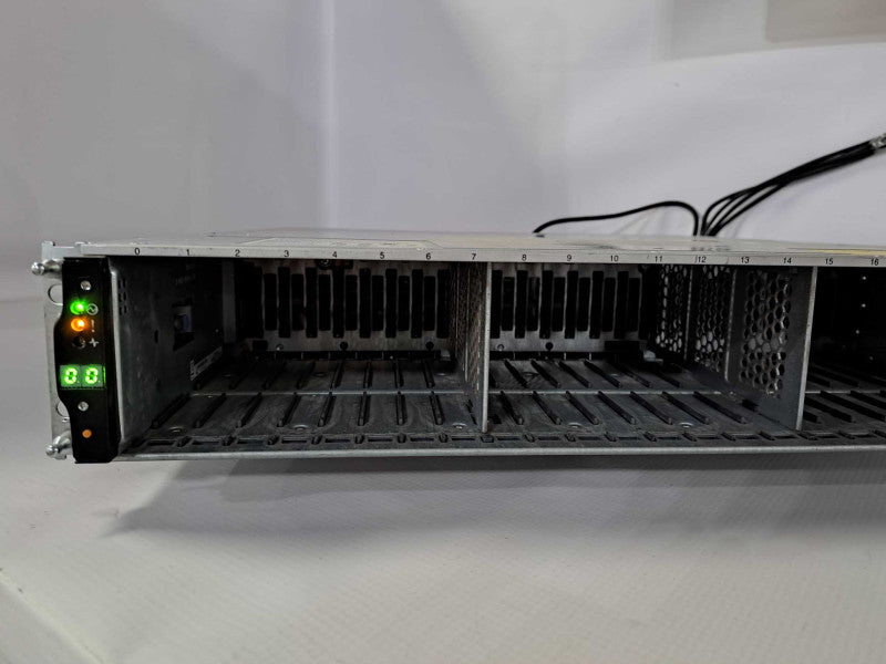 NetApp DS2246 NAJ-1001 Disk Array 24 x 2.5\\" Bays 2x Controllers + 2x PSU )