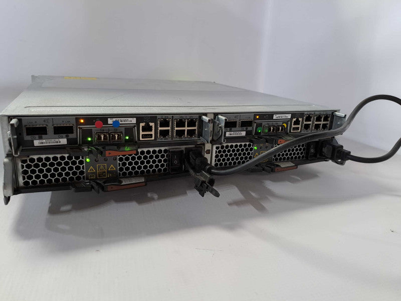 NetApp DS2246 NAJ-1001 Disk Array 24 x 2.5\\" Bays 2x Controllers + 2x PSU )